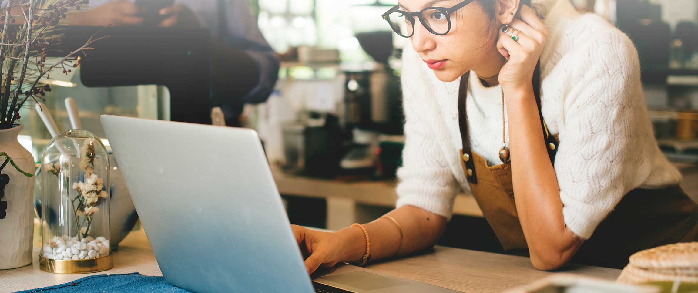 SCORE image - lady reading laptop