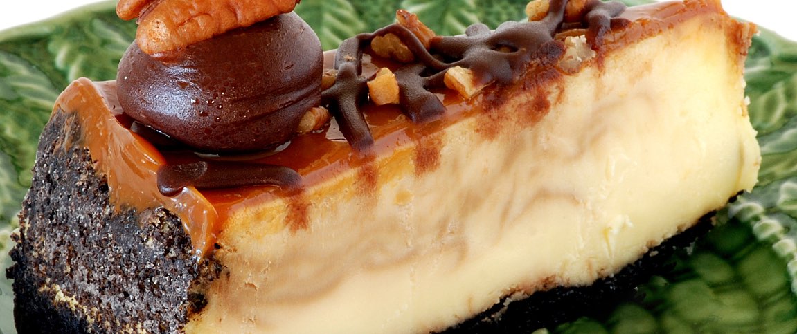 Cheesecake Topped with Caramel and Pecans